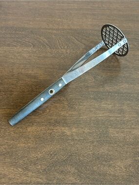 VTG FLINT ARROWHEAD STAINLESS POTATO MASHER CENTER HOLE & RIVETED HANDLE USA